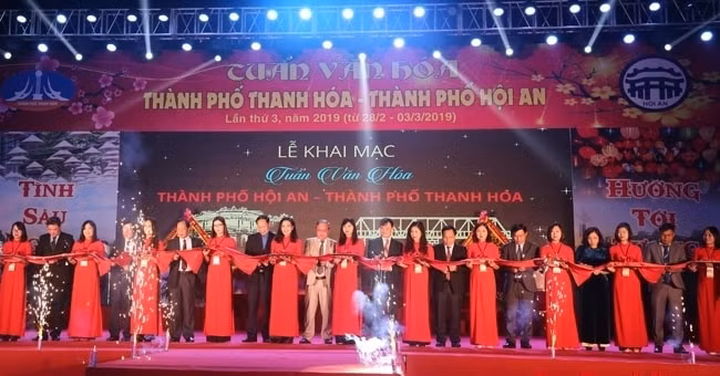 Các đại biểu cắt băng khai trương Tuần văn hóa TP Thanh Hóa – TP Hội An