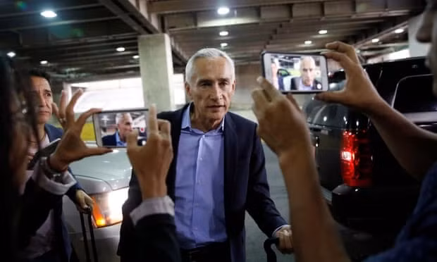 Nhà báo Jorge Ramos tại sân bay ở Caracas. Ảnh: TG
