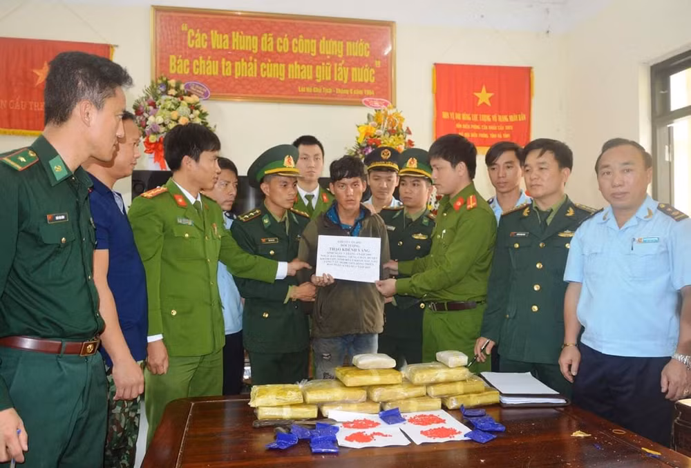 Đối tượng Thạo Kdênh Vàng bị bắt giữ cùng tang vật