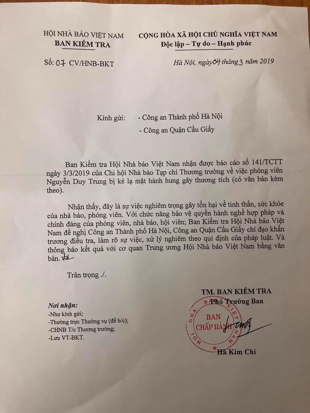 Công văn số 07/CV/HNB - BKT do bà Hà Kim Chi, Phó Trưởng ban Ban Kiểm tra Hội Nhà báo Việt Nam ký gửi Công an TP. Hà Nội, Công an Quận Cầu Giấy đề nghị làm rõ vụ việc và xử lý nghiêm theo quy định của pháp luật. Ảnh: PV