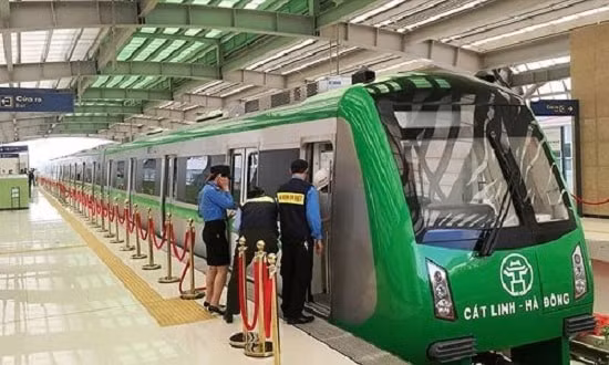 Dự kiến giữa tháng 4 tuyến đường sắt Cát Linh - Hà Đông sẽ được đưa vào khai thác thương mại. Ảnh: TL.