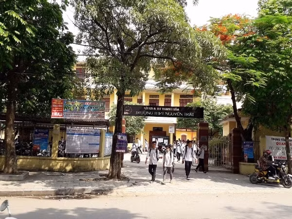 Trường THPT Nguyễn Trãi, vị trí “đất vàng” nằm ven đường Lê Hoàn là tài sản công sẽ được giao cho Tổng Công ty XDTM Đông Bắc để thực hiện dự án theo hợp đồng BT. Ảnh: P.V