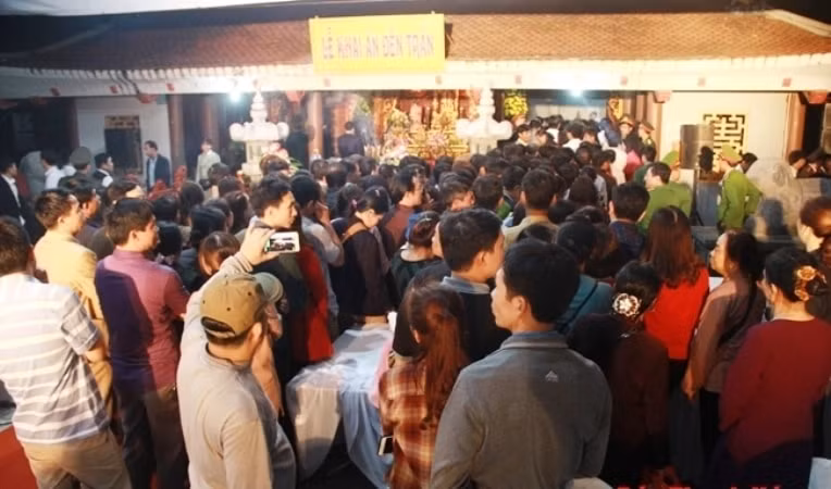 Người dân xếp hàng nhận phát ấn tại đền Trần đêm 14 tháng Giêng năm Kỷ Hợi.