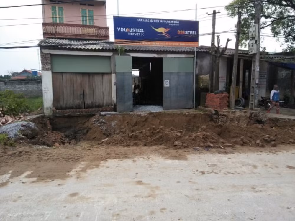 UBND huyện huy động máy móc đào múc nhiều đoạn sâu hơn 1m