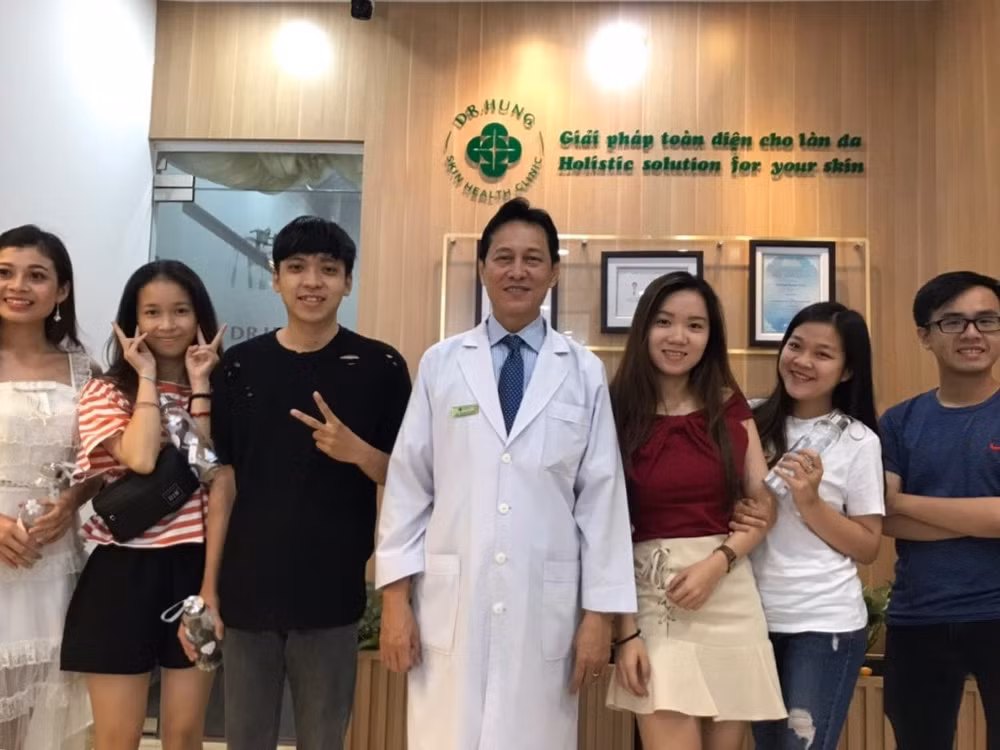 Bác sĩ Nguyễn Thanh Hùng luôn hết lòng vì người bệnh.