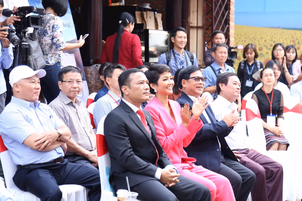 Các đại biểu tại buổi lễ khai mạc. Ảnh: TGTT