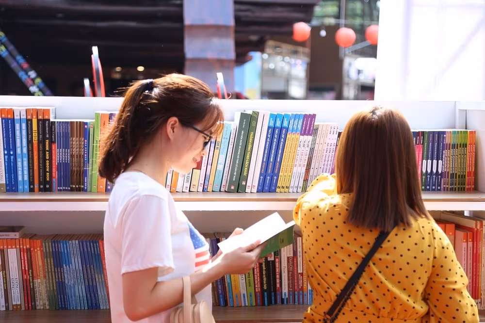 Ngay buổi khai mạc Đường sách cà phê Buôn Ma Thuột đã và đang thu hút đông khách tham quan và bạn đọc tìm đến. Ảnh: TGTT