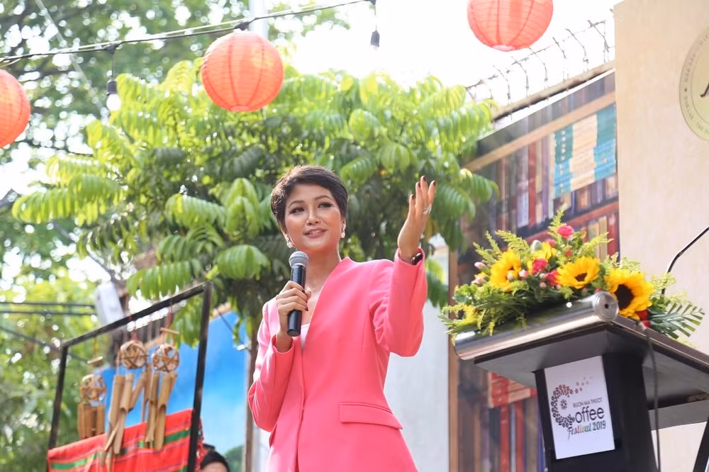 Hoa hậu H'Hen Niê - Đại sứ truyền thông của Lễ hội Cà phê Buôn Ma Thuột lần thứ 7 tại buổi lễ khai mạc lễ hội Đường sách . Ảnh: TGTT