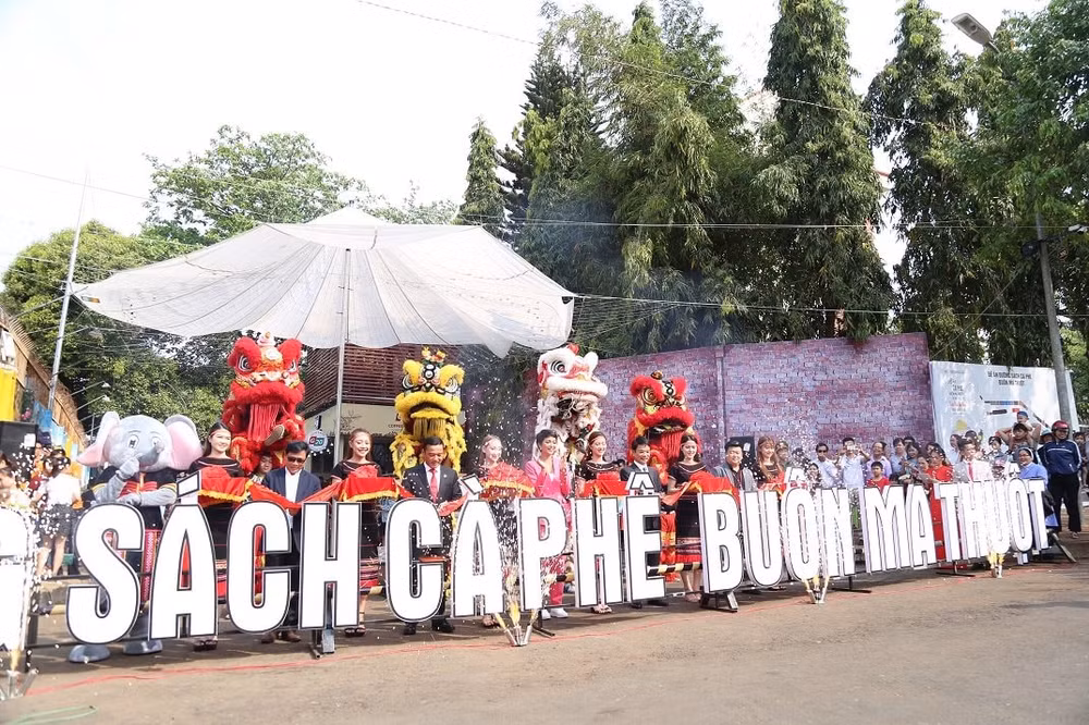 Cắt băng khai mạc lễ hội Đường sách cà phê Buôn Ma Thuột. Ảnh: TGTT