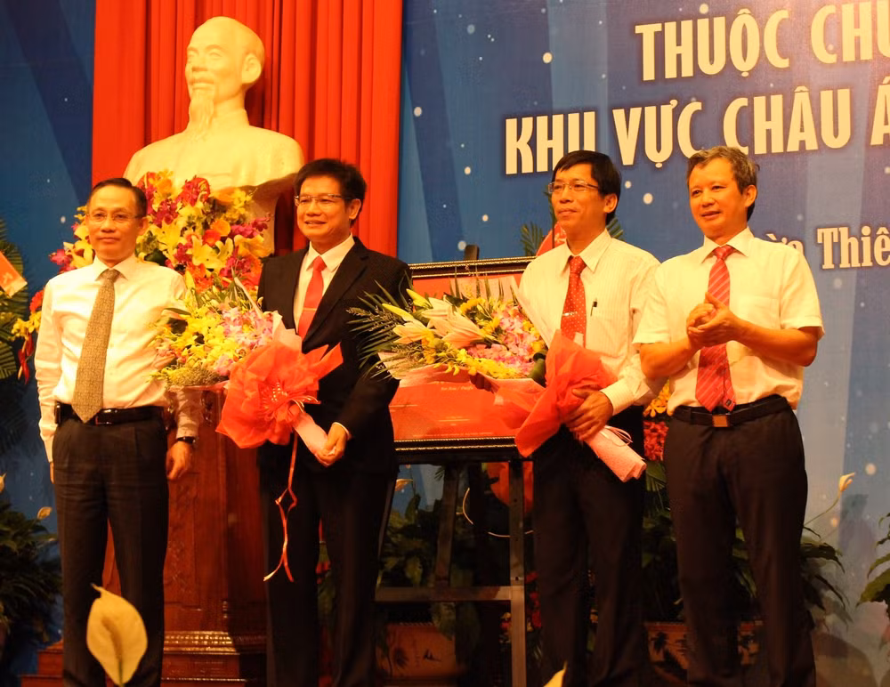 Ông Phan Thanh Hải (áo đen), Giám đốc TTBTDT Cố đô Huế được điều động chuyển sang làm Giám đốc Sở VHTT tỉnh Thừa Thiên Huế.