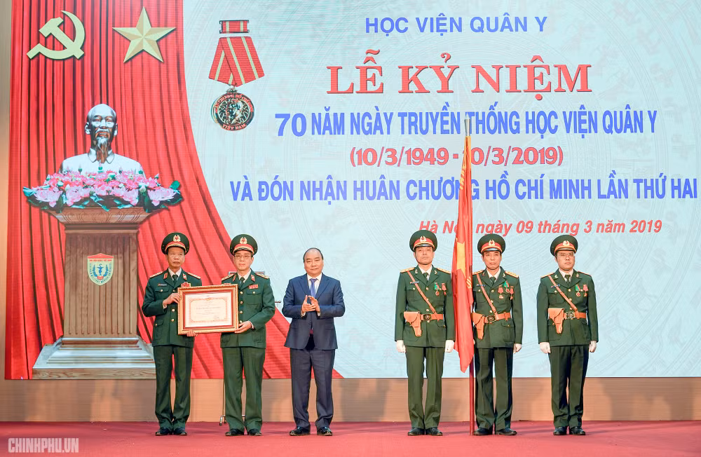 hay mặt lãnh đạo Đảng, Nhà nước Thủ tướng Nguyễn Xuân Phúc trao Huân chương Hồ Chí Minh cho Học viện Quân Y. Ảnh VGP