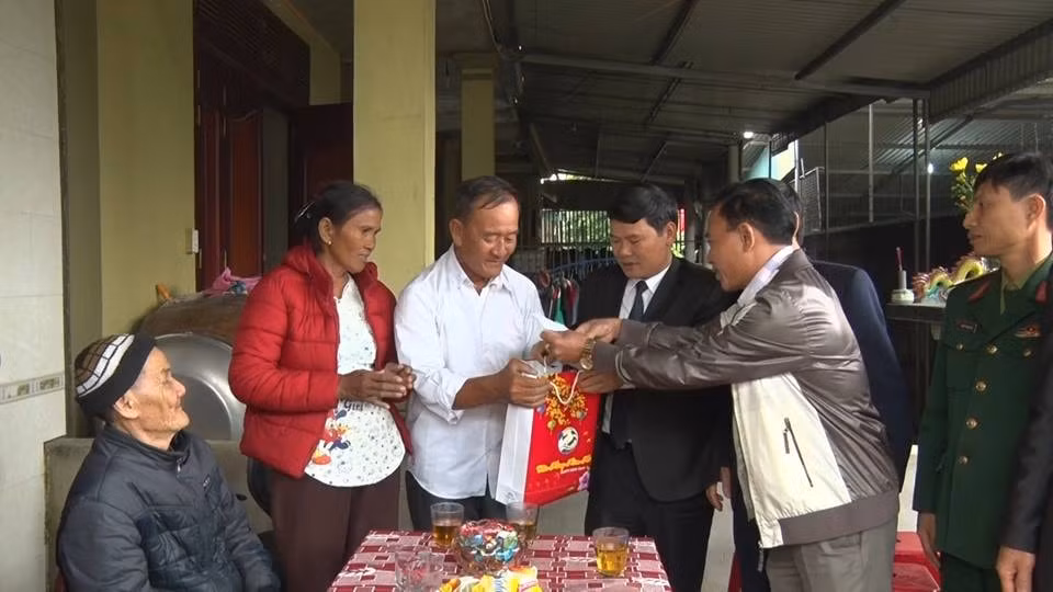 Nhiều tổ chức, đơn vị đến chia vui cùng gia đình ông. Ảnh PV