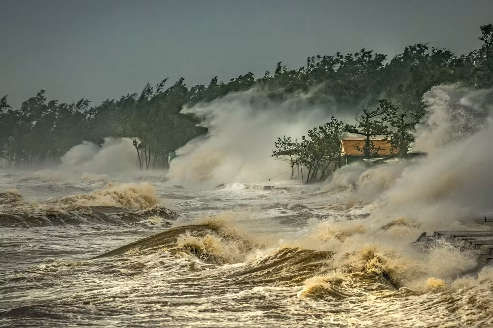 Tác phẩm “Ngôi nhà trong Bão” của Việt Nam đạt giải nhất cuộc thi ảnh “Thời tiết và Khí hậu khu vực Ủy ban Bão”. Ảnh: Hoài Linh.