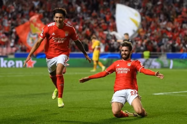 barcelona tham bai truoc benfica hlv ronald koeman thua nhan nguy co bi sa thai hinh 2