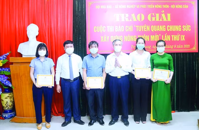 hoi nha bao tinh tuyen quang va hanh trinh 10 nam ket noi toan dan xay dung nong thon moi hinh 1