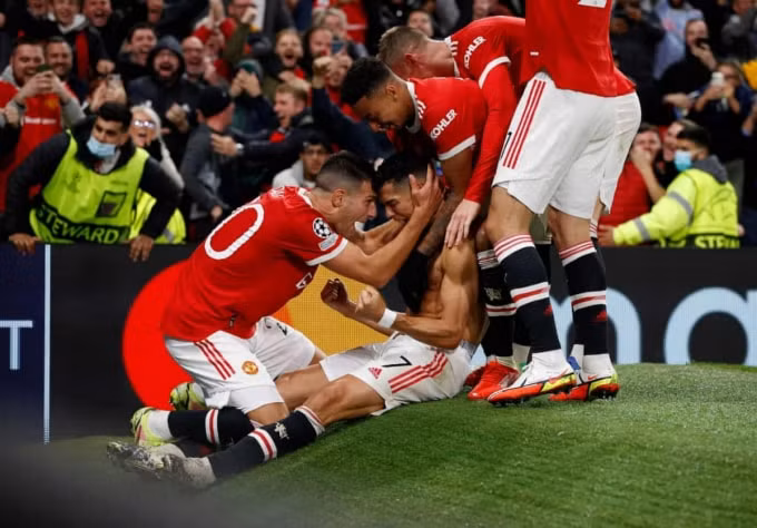 ronaldo ghi ban phut bu gio man utd loi nguoc dong thang 2 1 villarreal hinh 4