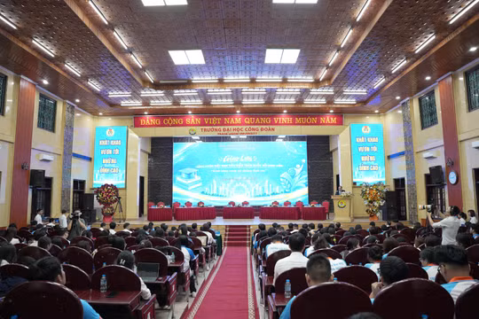 Giao lưu Công nhân Việt Nam tiêu biểu toàn quốc với sinh viên Trường Đại học Công đoàn