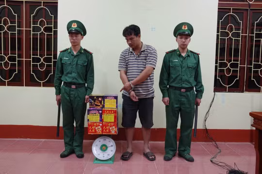 Lạng Sơn: Bắt giữ tài xế xe đầu kéo giấu hơn 20kg pháo nổ trong cabin