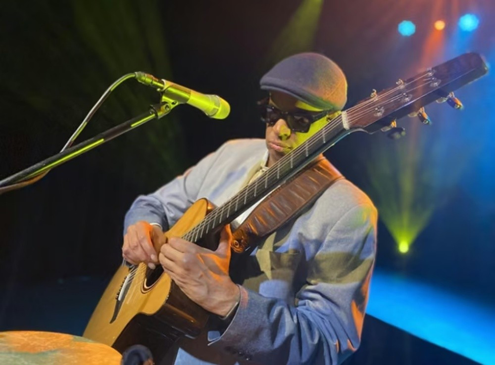 Nghệ sĩ guitar kiêm ca sĩ Raul Mi'Don đến từ Hoa Kỳ là một trong những tên tuổi quốc tế nổi bật dự kiến tham dự Vietnam Jazz Heritage Festival 2026. Ảnh: TL 1ja12.jpg