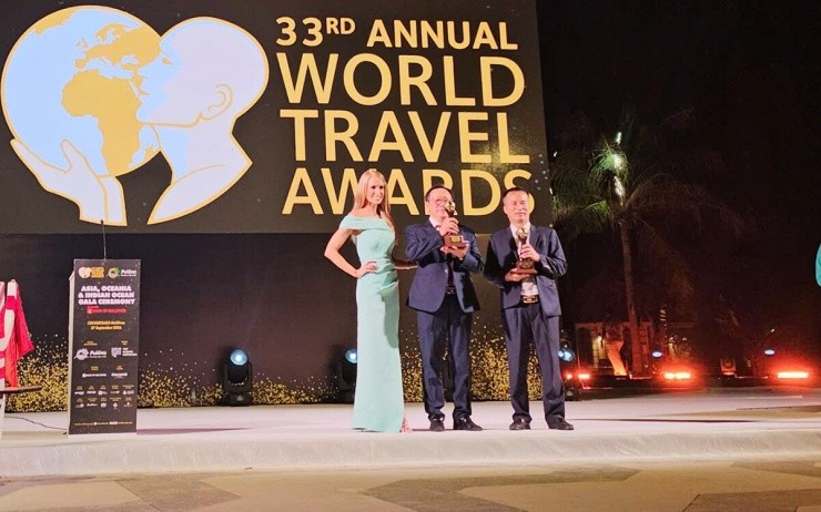 Đại diện Ban quản lý Vườn quốc gia Phong Nha - Kẻ Bàng nhận giải thưởng World Travel Awards 2026. Ảnh: Anh Thành 1.jpg