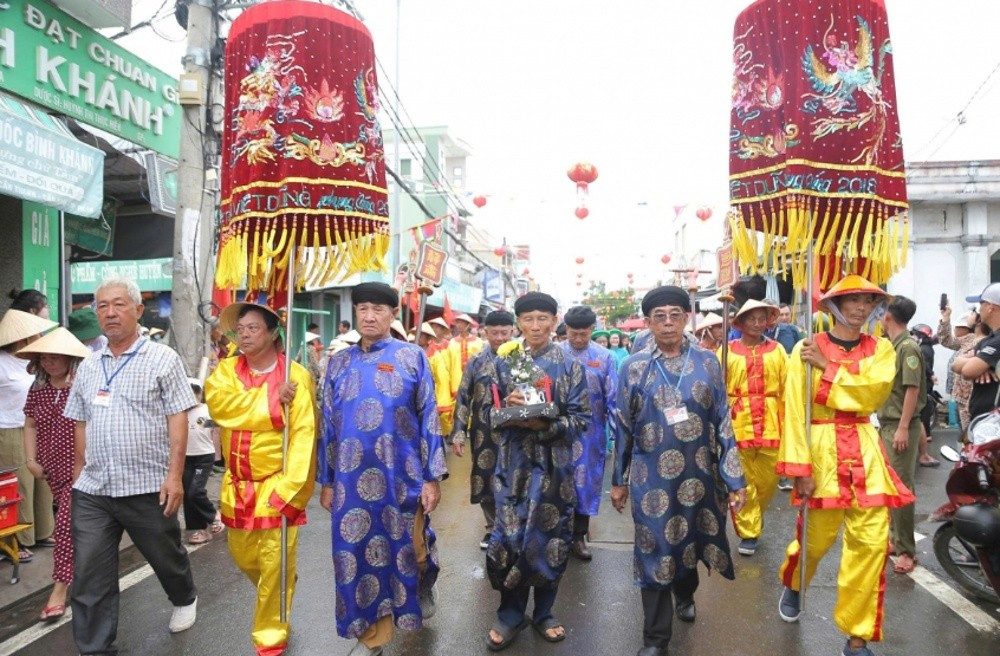 Đoàn diễu hành về Lăng Ông Thuỷ Tướng, sáng 24/9. Ảnh: Tâm Linh 1km12.jpg