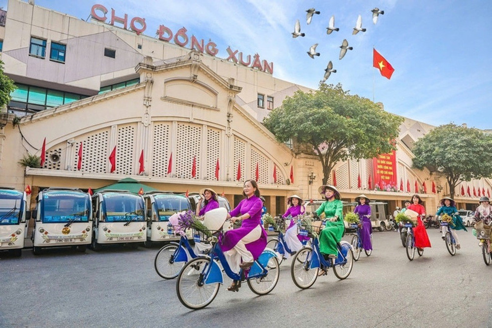 Khu vực chợ Đồng Xuân và phụ cận diễn ra nhiều hoạt động sắp đặt, triển lãm nghệ thuật đương đại của nghệ sĩ Việt Nam và quốc tế. Nguồn: hanoi.gov.vn 1dx.jpg