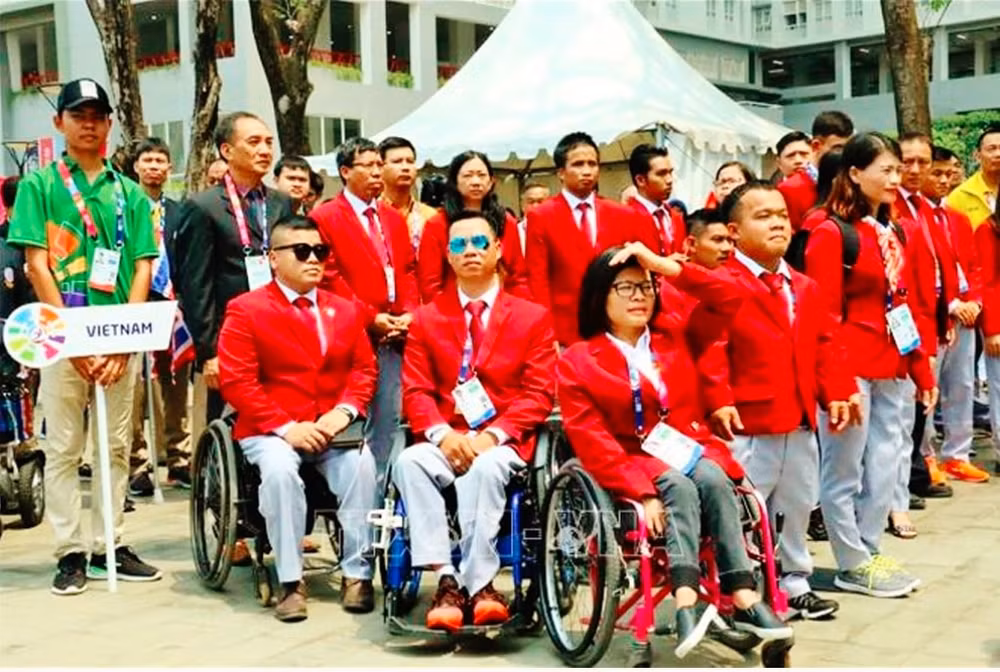 Đoàn Thể thao Người Khuyết tật Việt Nam tại Asian Para Games lần thứ 9 năm 2018 tham dự Lễ Thượng cờ. Ảnh: TTXVN