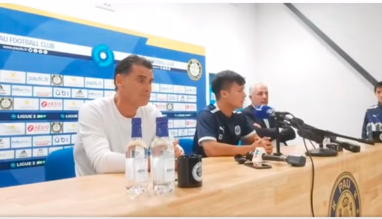 Quang Hải (giữa) trong buổi họp báo ra mắt Pau FC. Ảnh: Pau FC