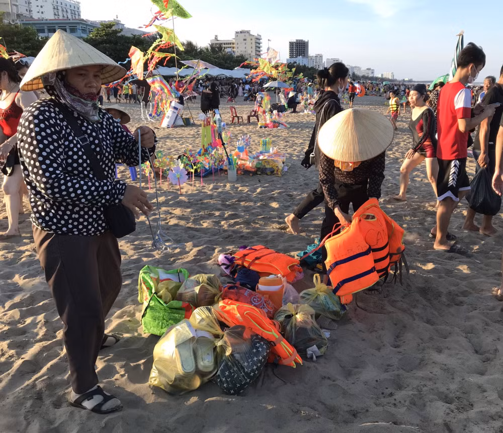 Những người phụ nữ gom đồ cho khách.