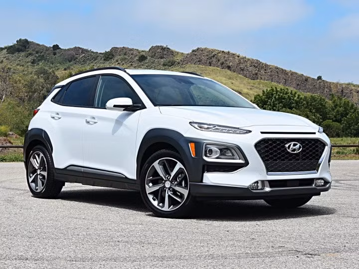 4. Hyundai Kona: Hyundai Kona&nbsp;tạm dừng sản xuất, phân phối bắt đầu từ tháng 6/2022, sau gần 4 năm gia nhập thị trường Việt Nam. Nguyên nhân được đưa ra là do thiếu hụt nguồn cung ứng linh phụ kiện.