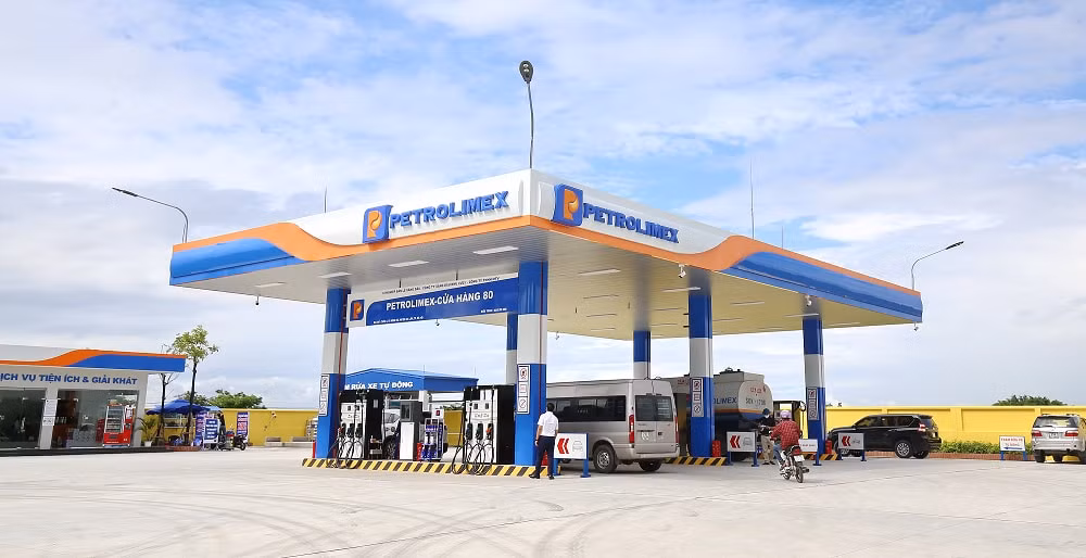 Khi lần đầu sử dụng thẻ HDBank Petrolimex 4 trong 1 để thanh toán xăng dầu tại cây xăng của Petrolimex hoặc chi tiêu từ 200 nghìn đồng, chủ thẻ sẽ được hoàn 100.000 đồng từ HDBank.Nguồn: Tuổi trẻ.