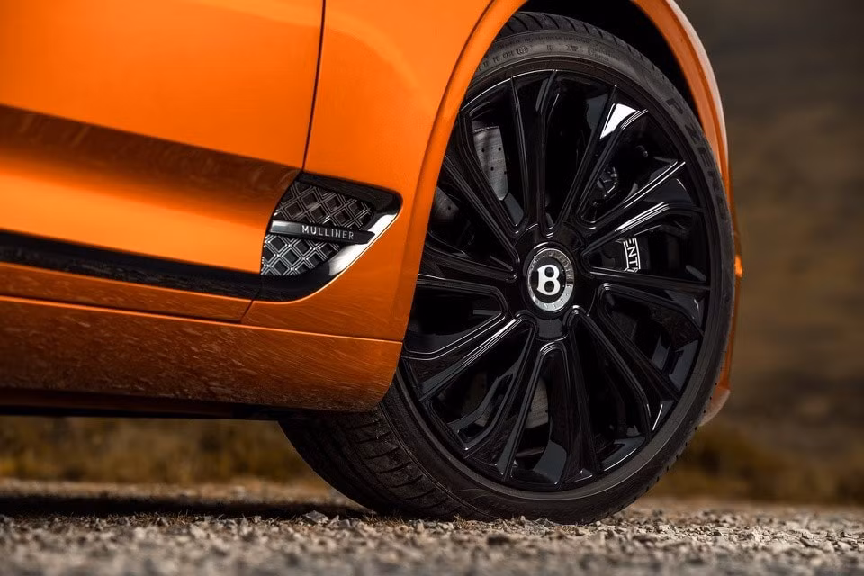 Hơn nữa, hệ thống Bentley Dynamic Ride và hệ thống treo khí nén chủ động ba buồng là tiêu chuẩn, tương tự như Continental GT Speed và Azure. Sự khác biệt giữa Continental GT Mulliner so với các phiên bản khác nằm ở bộ vành 22 inch độc đáo với logo tự cân bằng, họa tiết hoa văn Double Diamond đặc trưng của Mulliner trên lưới tản nhiệt và cản trước. Ngoài ra, một số chi tiết ngoại thất có thể được mạ chrome hoặc sơn màu đen bóng (gói Blackline) làm điểm nhấn.