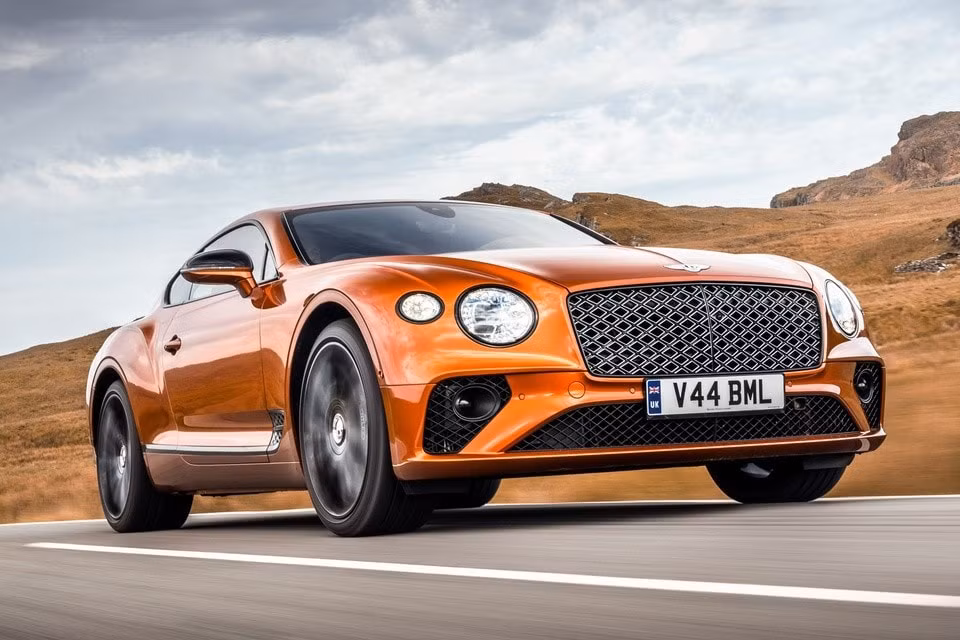Continental GT Mulliner 2022 sở hữu cấu hình động cơ W12 hiện diện trên cả phiên bản Coupe hoặc mui trần, dung tích 6.0 lít cùng hệ thống đánh lái 4 bánh, phanh carbon-gốm và vi sai hạn chế trượt điện tử. Bên trong xe là phiên bản mạnh mẽ nhất của động cơ W12 6.0 lít tăng áp kép tạo ra công suất 650 mã lực, mô-men xoắn 900 Nm.
