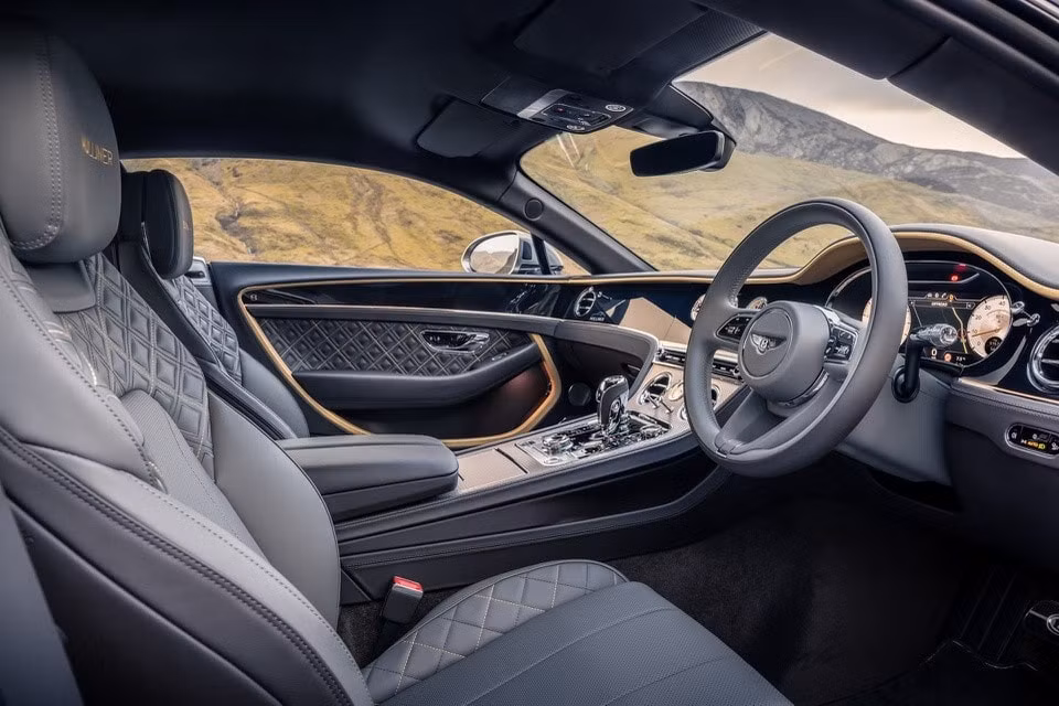 Nội thất của Continental GT Mulliner là sự phân chia màu sắc độc đáo. Có 08 kiểu phối, mỗi kiểu phối là sự kết hợp giữa 03 tone màu trong bảng màu của Bentley để khách hàng tùy chọn. Ngoài ra, mẫu xe này được thêu thủ công họa tiết kim cương trên mọi bề mặt từ ghế ngồi cho đến thẻ cửa và tấm ốp phía sau, các chủ xe có thể lựa chọn chỉ thêu khác nhau để tạo sự khác biệt trong cabin. Mẫu xe cũng được lắp mẫu đồng hồ của hãng Breitling trên bảng điều khiển trung tâm kết hợp với đồ họa kim loại trên cụm đồng hồ kỹ thuật số.