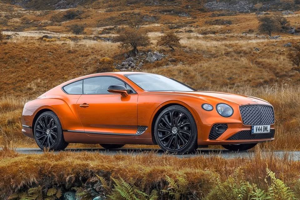 Bentley Continental GT Mulliner sẽ có màn ra mắt tại Lễ hội Tốc độ Goodwood năm 2022 cùng với Continental GT S. Hãng xe này cũng tiếp tục cung cấp chiếc Continental trang bị động cơ V8. Khi đặt mua Bentley Continental GT Mulliner, khách hàng đựa lựa chọn trong bảng màu gồm 88 màu của bộ phận cá nhân hóa Mulliner. Bentley sẽ mở kênh đặt hàng cho mẫu siêu xe này từ tháng 10 và giao xe từ đầu năm tới. Mức giá xe Bentley Continental GT Mulliner 2022 siêu sang hiện vẫn chưa được công bố chính thức nhưng chắc hẳn với những nâng cấp này thì xe sẽ không có mức giá dễ chịu. 