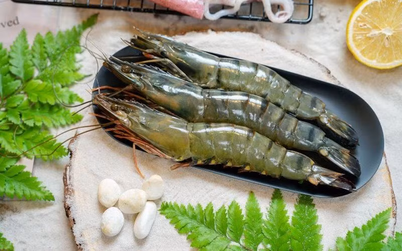 Tôm biển: Tôm biển là hải sản tốt cho sinh lý bởi chúng rất giàu protein, canxi, vitamin B1, B2, axit béo Omega – 3… Tôm biển có rất nhiều công dụng, trong đó phải kể đến là công dụng bổi bổ cơ thể, cường gân tráng cốt, hỗ trợ chữa liệt dương, tăng cường chức năng sinh dục…