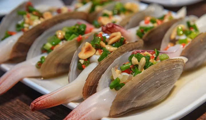 Tu hài: Tu hài là loại hải sản có hình dáng khá giống bộ phận sinh dục của nam giới. Loại thực phẩm này có chứa tới 18 axit amin, protein và khoáng chất. Vì vậy, chúng được coi là “Viagra tự nhiên” dành cho nam giới, giúp hỗ trợ giảm rối loạn cương dương, xuất tinh sớm, tăng cường sinh lực hiệu quả.