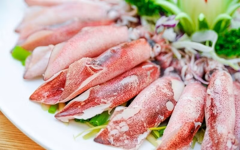Mực: Nam giới thường xuyên ăn mực giúp xương, răng chắc khỏe, phòng tránh loãng xương, giảm chứng đau nửa đầu… Đặc biệt, mực còn rất tốt cho tim mạch, thúc đẩy sản sinh hồng cầu, giúp giảm tình trạng rối loạn cương dương.
