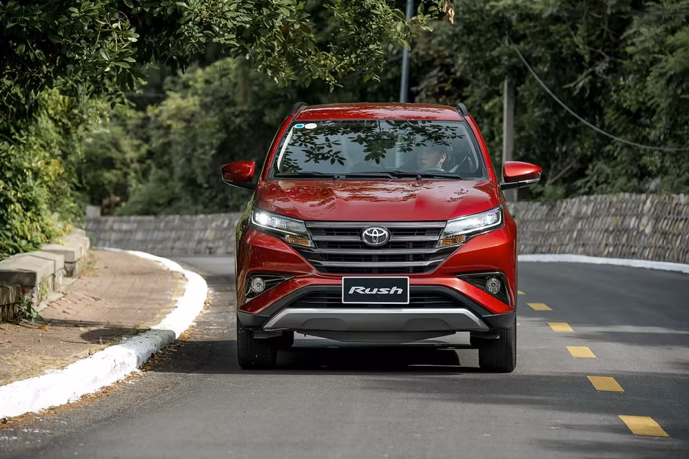 3. Toyota Rush:&nbsp;Cuối tháng 5, trên trang web chính thức của Toyota Việt Nam không còn thông tin và hình ảnh xe Toyota Rush, thay vào đó là&nbsp;Avanza&nbsp;và Veloz. Điều này được hiểu rằng Rush sẽ bị khai tử tại Việt Nam.&nbsp;