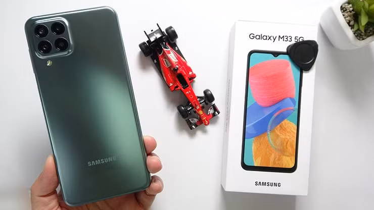 Galaxy M33 5G (7,69 triệu đồng): Sở hữu ngôn ngữ thiết kế khác biệt so với dòng Galaxy A, Galaxy M33 5G cũng là phiên bản rất đáng sở hữu với nhiều điểm cộng về cấu hình. Máy có màn hình 6,6 inch rộng rãi kèm tốc độ làm mới màn hình 120Hz, mượt mà không kém Galaxy A73 5G mới.