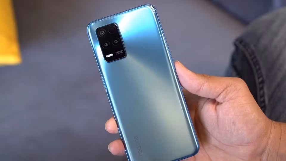 Realme 8 5G (7,49 triệu đồng): So với các “đối thủ” trong danh sách này, Realme 8 5G cũng có cấu hình tương đương với màn hình 6,5 inch thiết kế “đục lỗ” xu hướng; chip MediaTek Dimensity 700 cũng như RAM 8GB, ROM 128GB và pin 5000 mAh. Các thông số này đủ “ngon” để xử lý các tác vụ cơ bản.