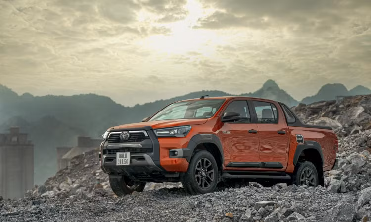 2. Toyota Hilux: Từ đầu năm 2022 đến nay, doanh số bán&nbsp;Toyota Hilux&nbsp;chỉ đạt 10 chiếc,&nbsp;có những tháng không có xe để giao cho khách đặt mua, khiến giới mộ điệu trong nước không khỏi hoài nghi về việc nó có khả năng bị khai tử tại Việt Nam. Phía nhà sản xuất, phân phối mới đây cũng đã đưa ra câu trả lời về việc&nbsp;xe bán tải&nbsp;này không có để bán tại Việt Nam.