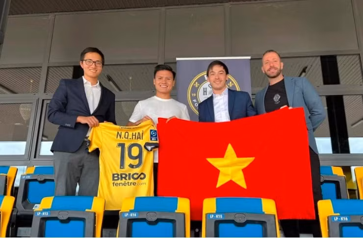 Quang Hải vượt qua kiểm tra y tế, chính thức trở thành cầu thủ thuộc biên chế Pau FC. Ảnh: Đắc Văn