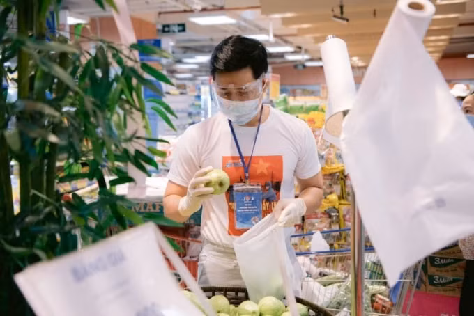 Nguyên Khang phải đóng cửa nhà hàng và tạm dừng nhiều hoạt động nhưng tìm được ý nghĩa trong việc giúp đỡ bà con.