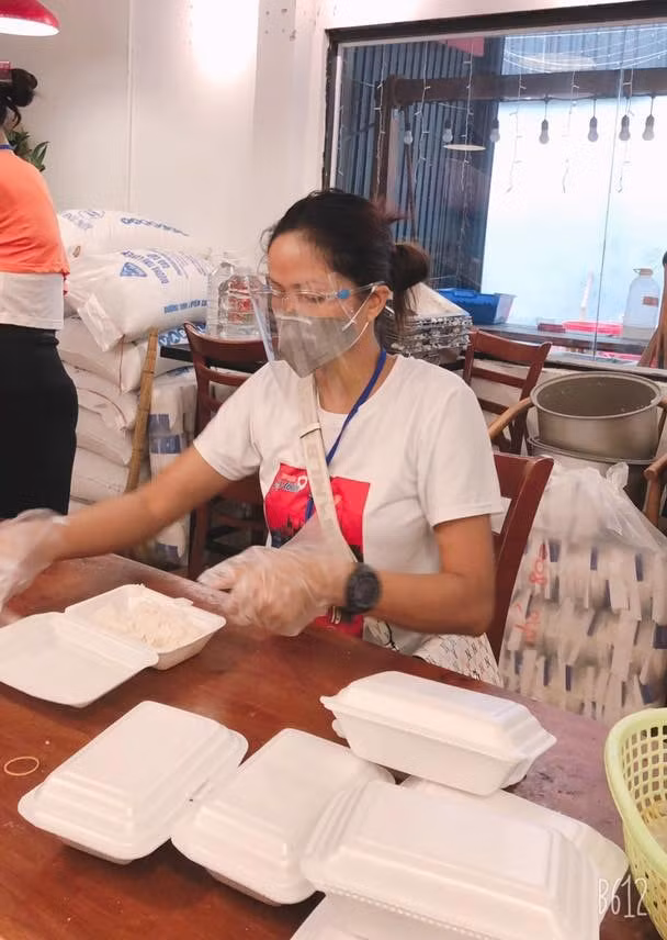 H’Hen Niê phụ giúp một bếp ăn thiện nguyện, trước đó cô từng tham gia điều phối cộng đồng đi lấy mẫu xét nghiệm Covid-19.