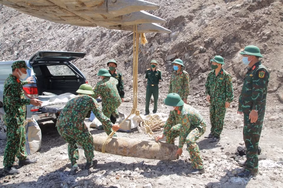 Hình ảnh lực lượng công binh đưa quả bom ra khỏi vị trí sản xuất trong khai trường than. Ảnh: BCHQS Quảng Ninh.
