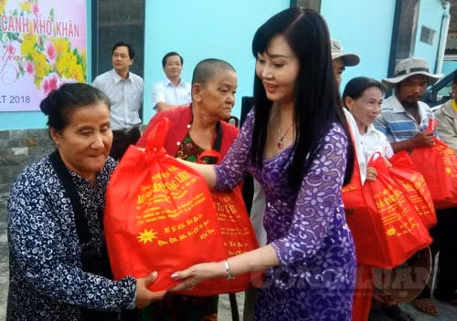Lãnh đạo Công ty TNHH MTV Xổ số Kiến thiết Bạc Liêu tặng quà cho người bán vé xổ số gặp khó khăn.