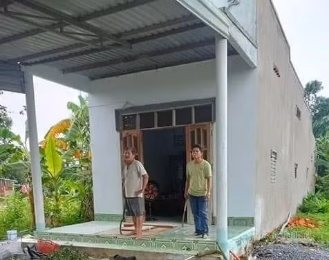 Bảo và cùng bố của mình liên tục khiêu khích với lực lượng chức năng. (Ảnh: zing)