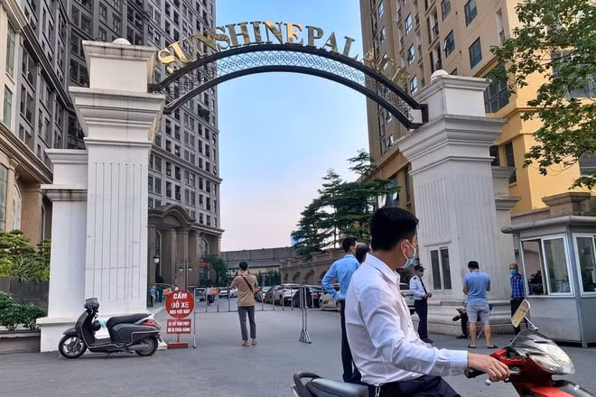 Chung cư Sunshine Palace vừa ghi nhận một trường hợp nghi mắc Covid-19. Ảnh: dantri.com.vn