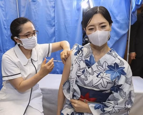 Nhân viên y tế tiêm vaccine ngừa COVID-19 cho người dân tại Tokyo, Nhật Bản ngày 21/6/2021. Ảnh: AFP